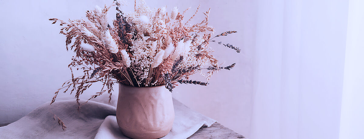 Bring the Outdoors in with Dried Botanicals and Earthy Florals